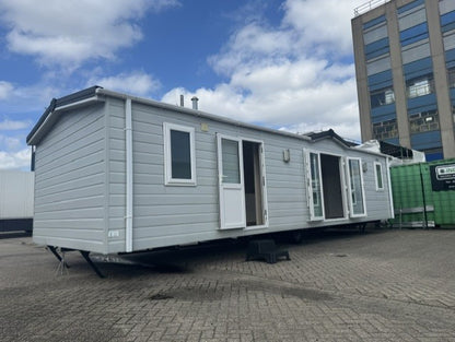 **Kunststof chalet met midden woonkamer en 3 slaapkamers GERESERVEERD!**