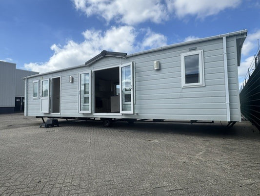 **Kunststof chalet met midden woonkamer en 3 slaapkamers GERESERVEERD!**
