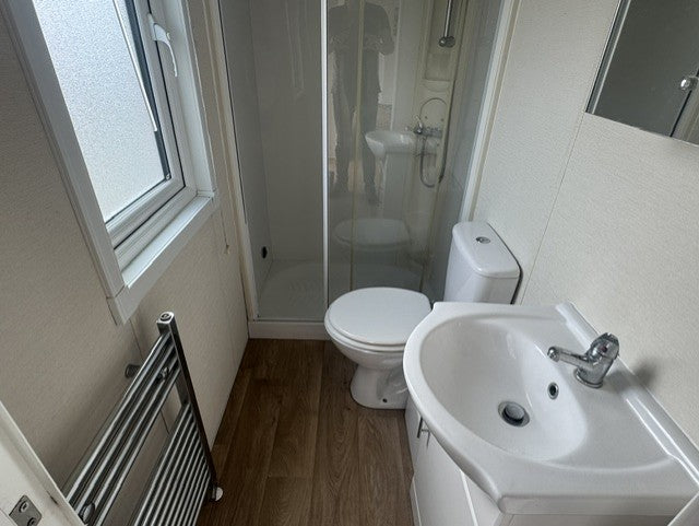 **Kunststof chalet met midden woonkamer en 3 slaapkamers GERESERVEERD!**