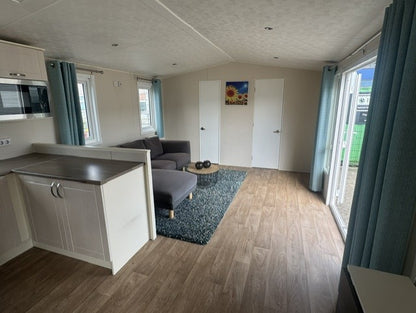 **Kunststof chalet met midden woonkamer en 3 slaapkamers GERESERVEERD!**