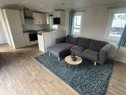 **Kunststof chalet met midden woonkamer en 3 slaapkamers GERESERVEERD!**