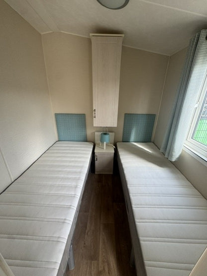 **Kunststof chalet met midden woonkamer en 3 slaapkamers GERESERVEERD!**