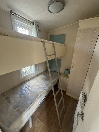 **Kunststof chalet met midden woonkamer en 3 slaapkamers GERESERVEERD!**