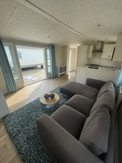 **Kunststof chalet met midden woonkamer en 3 slaapkamers GERESERVEERD!**